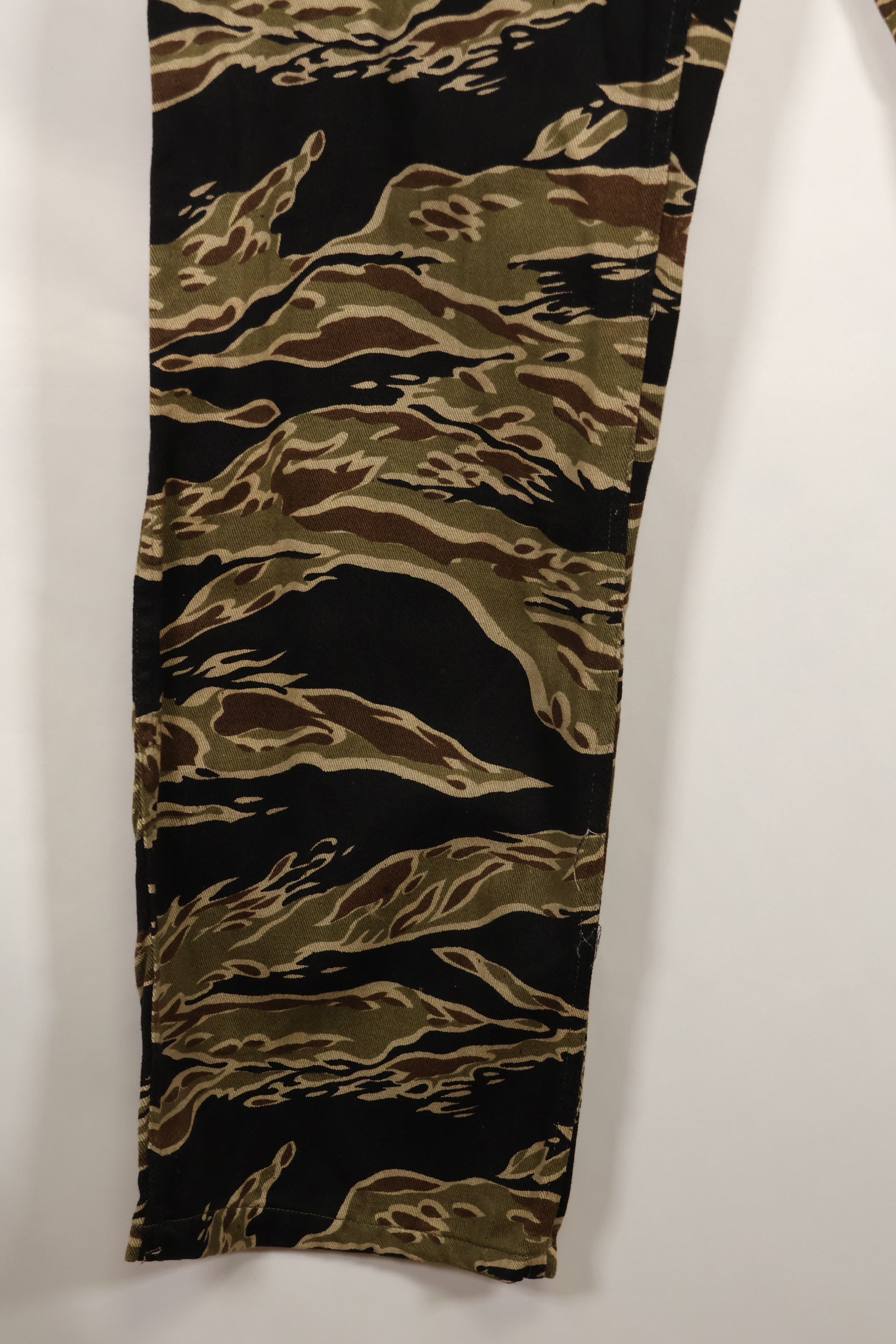 Mid-1960s early gold tiger stripe pants, size S-R, US cut, good condition.