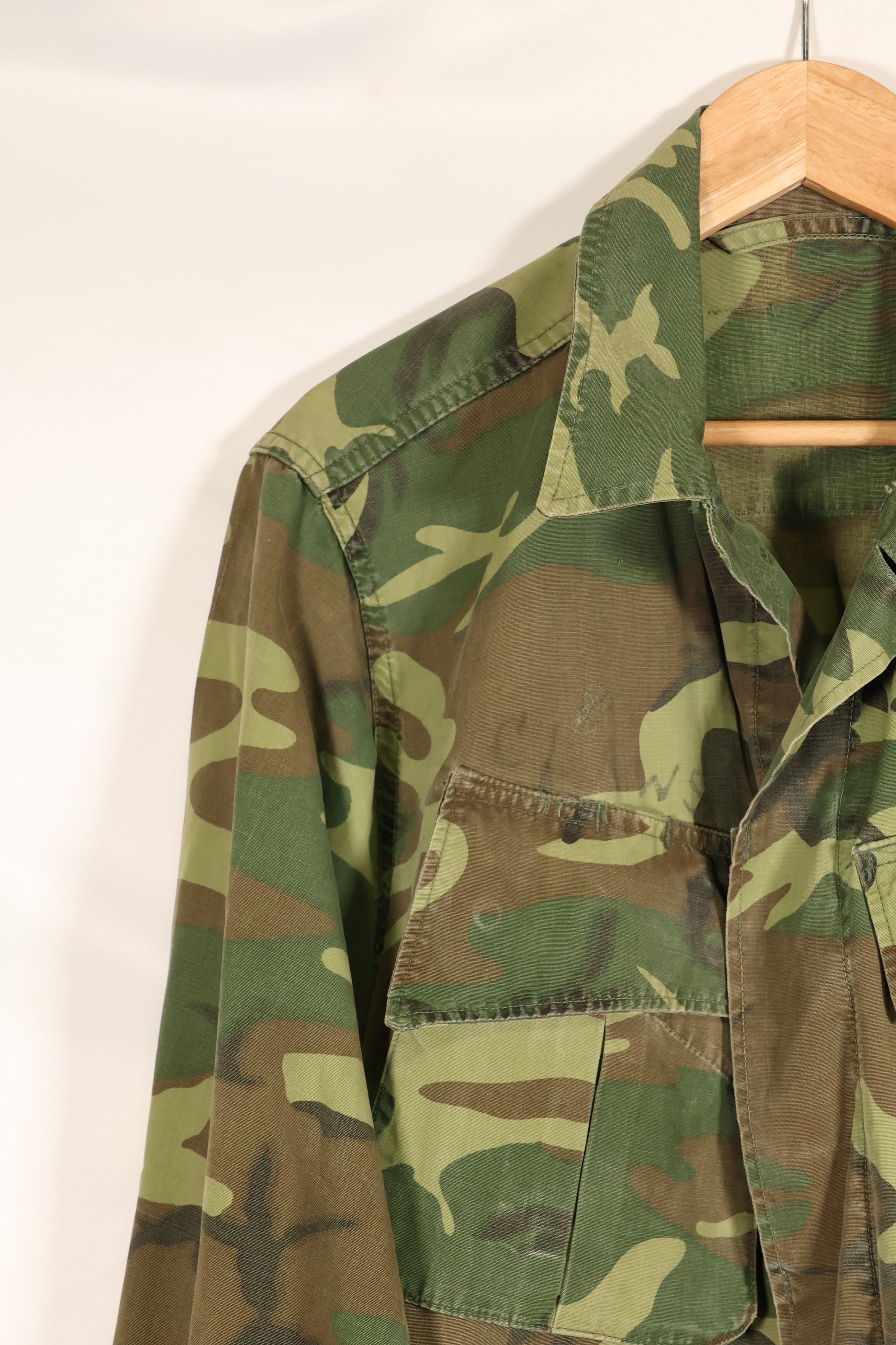 Contract circa 1967, size tag missing, early print, USMC non-rip ERDL jungle fatigues jacket, used