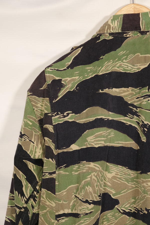 Early 1960s twill fabric, rare VNMC 1st Model tiger stripe shirt, used by Taylor.