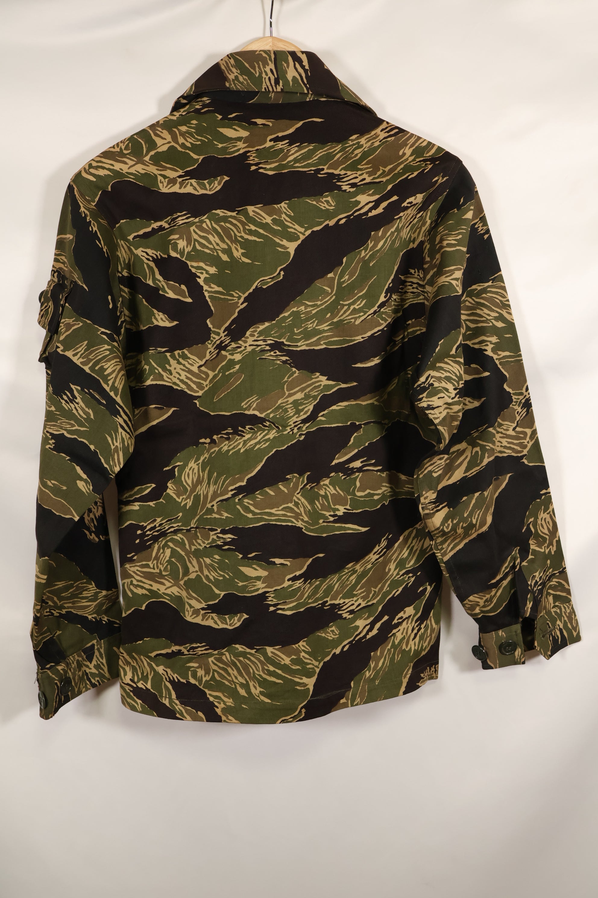 Actual deadstock Okinawa Tiger Tiger Stripe US Cut Shirt US-S Japanese mainland sewing, stained.