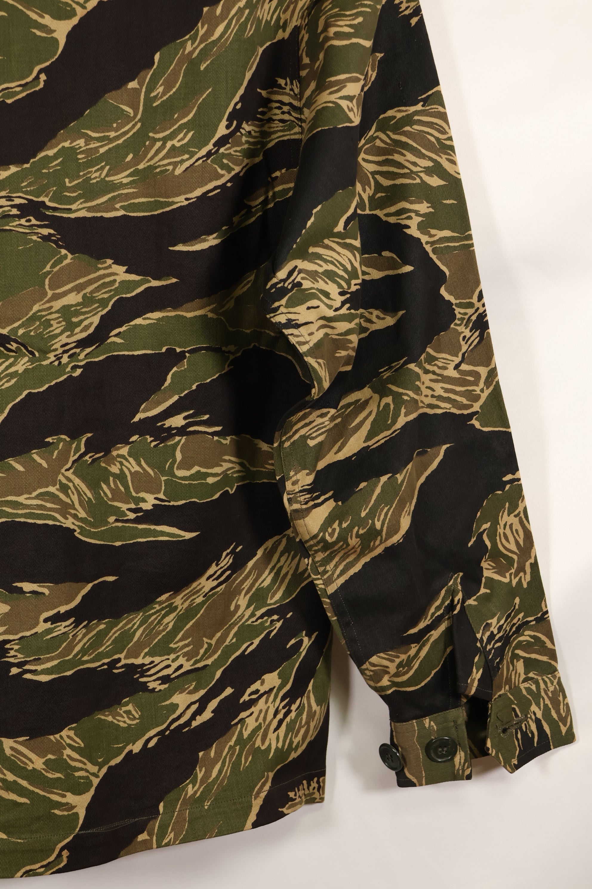 Actual deadstock Okinawa Tiger Tiger Stripe US Cut Shirt US-S Japanese mainland sewing, stained.