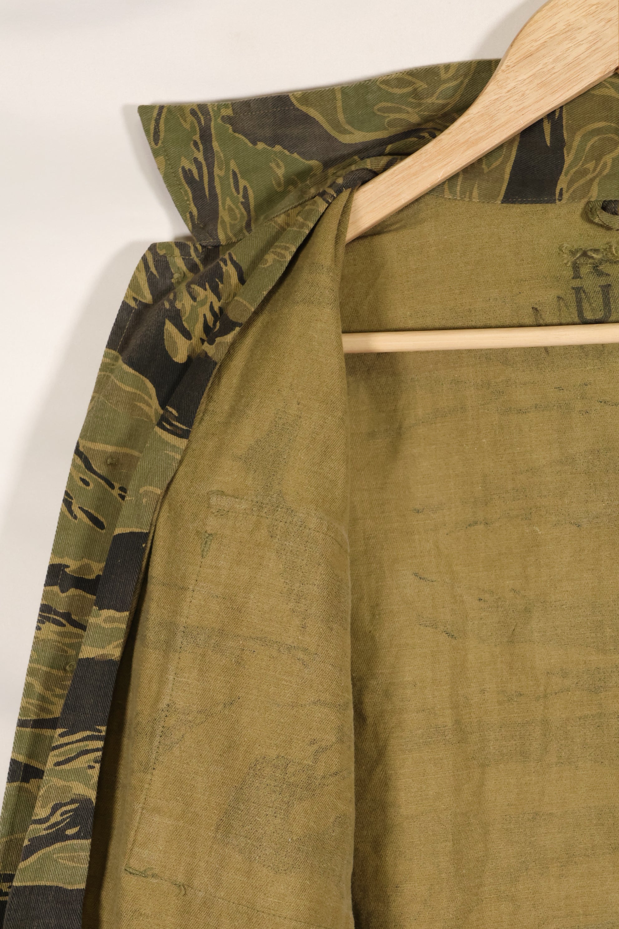 Repro US-M gold tiger stripe US cut shirt made by Osaka MASH, used, faded.