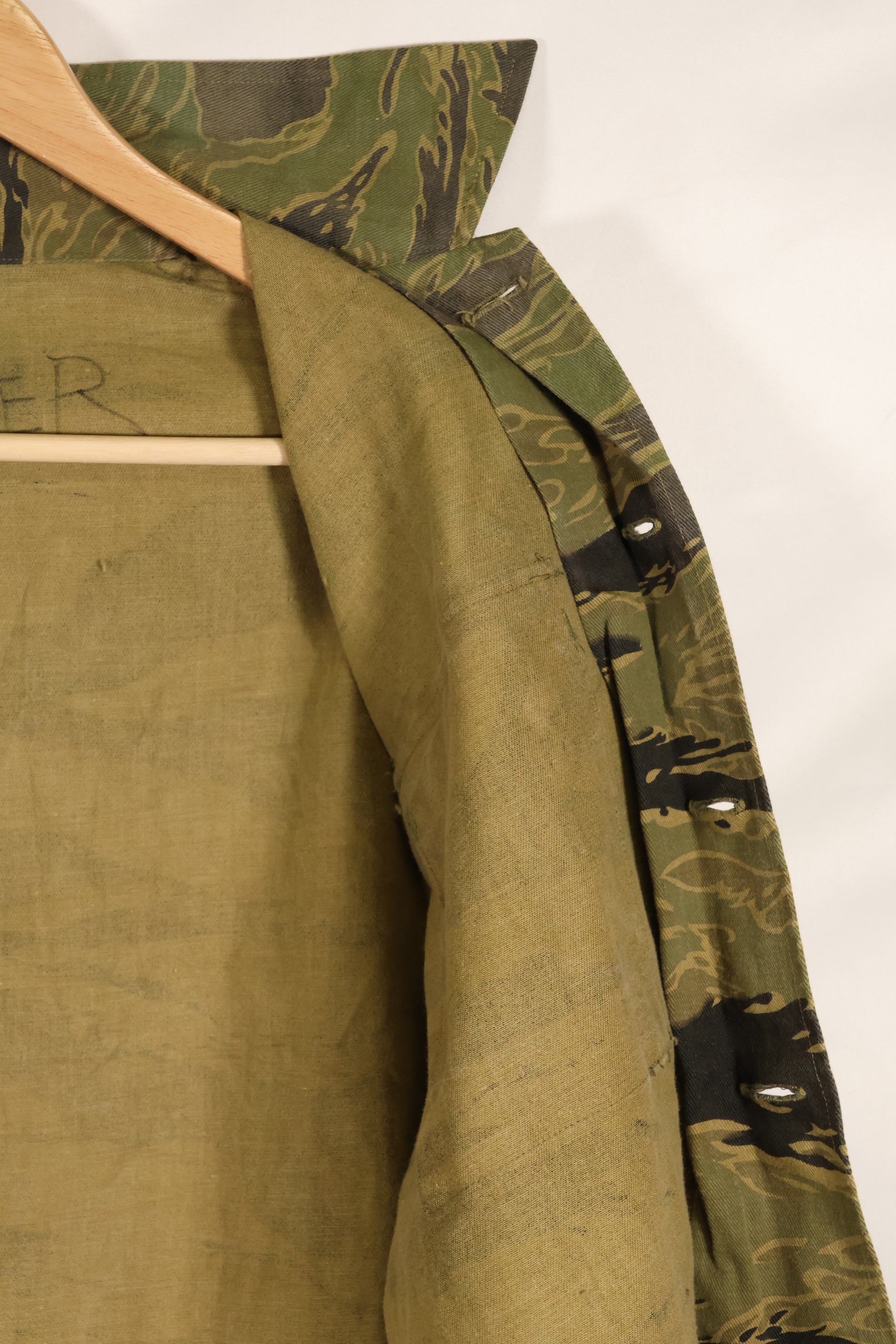 Repro US-M gold tiger stripe US cut shirt made by Osaka MASH, used, faded.