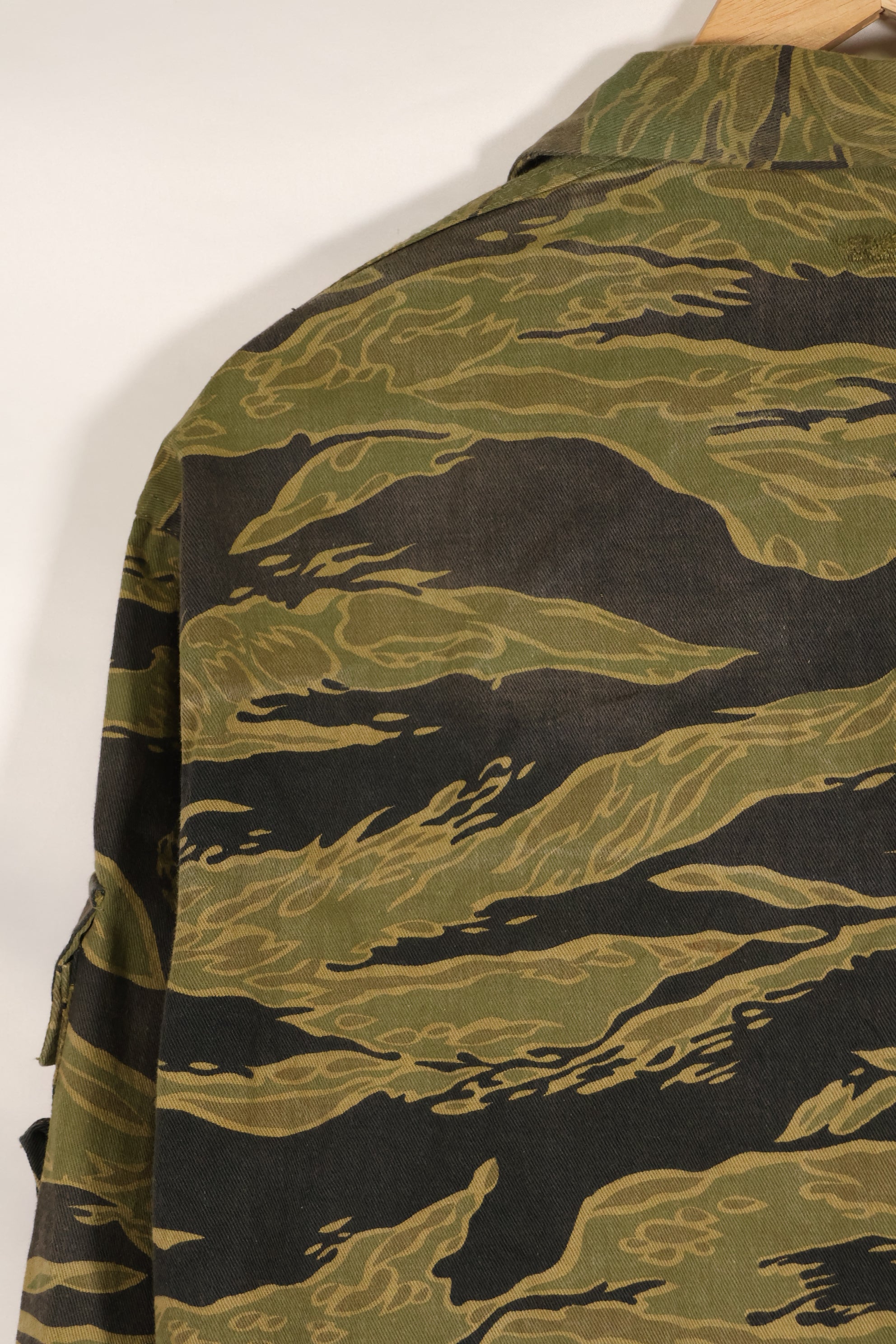 Repro US-M gold tiger stripe US cut shirt made by Osaka MASH, used, faded.