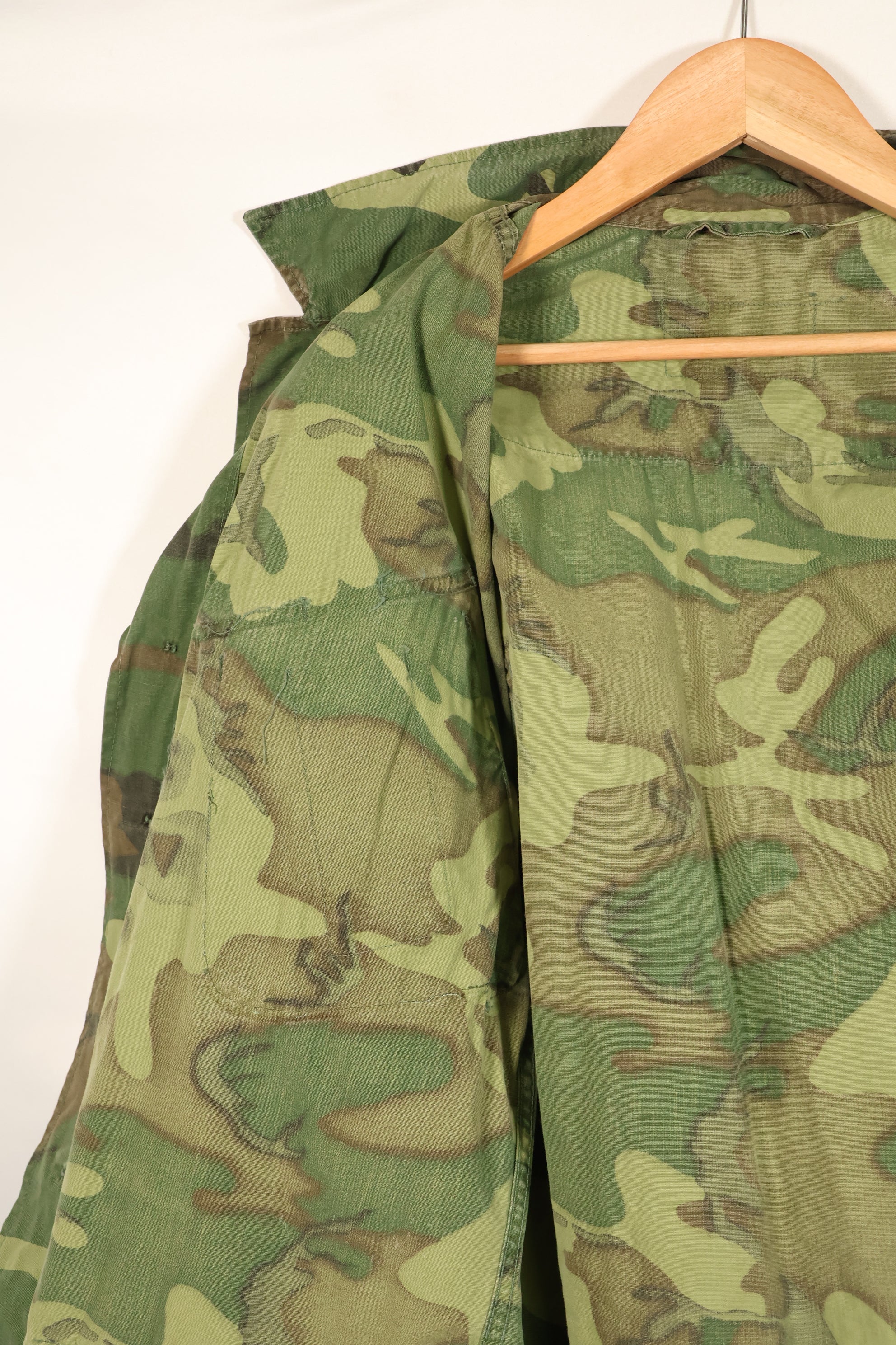 Estimated circa 1966–67; Estimated S-R; Early print; ERDL leaf camouflage; No rip; Fatigue jacket; Short sleeves; Used
