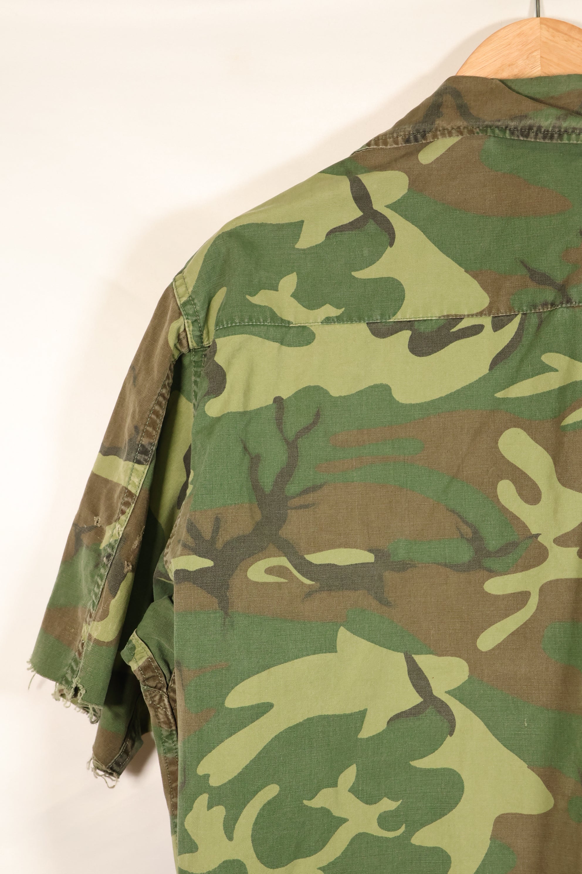 Estimated circa 1966–67; Estimated S-R; Early print; ERDL leaf camouflage; No rip; Fatigue jacket; Short sleeves; Used