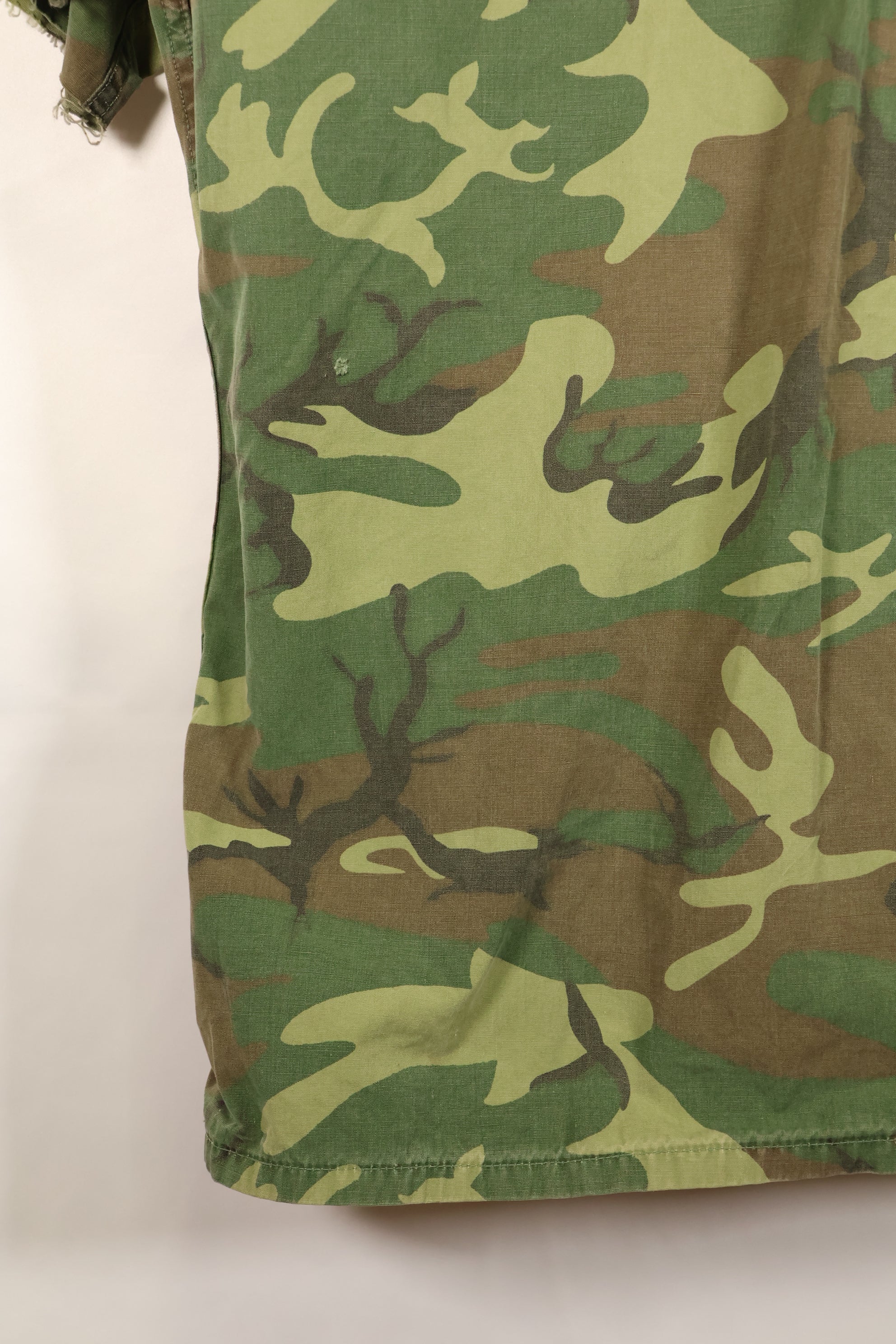 Estimated circa 1966–67; Estimated S-R; Early print; ERDL leaf camouflage; No rip; Fatigue jacket; Short sleeves; Used