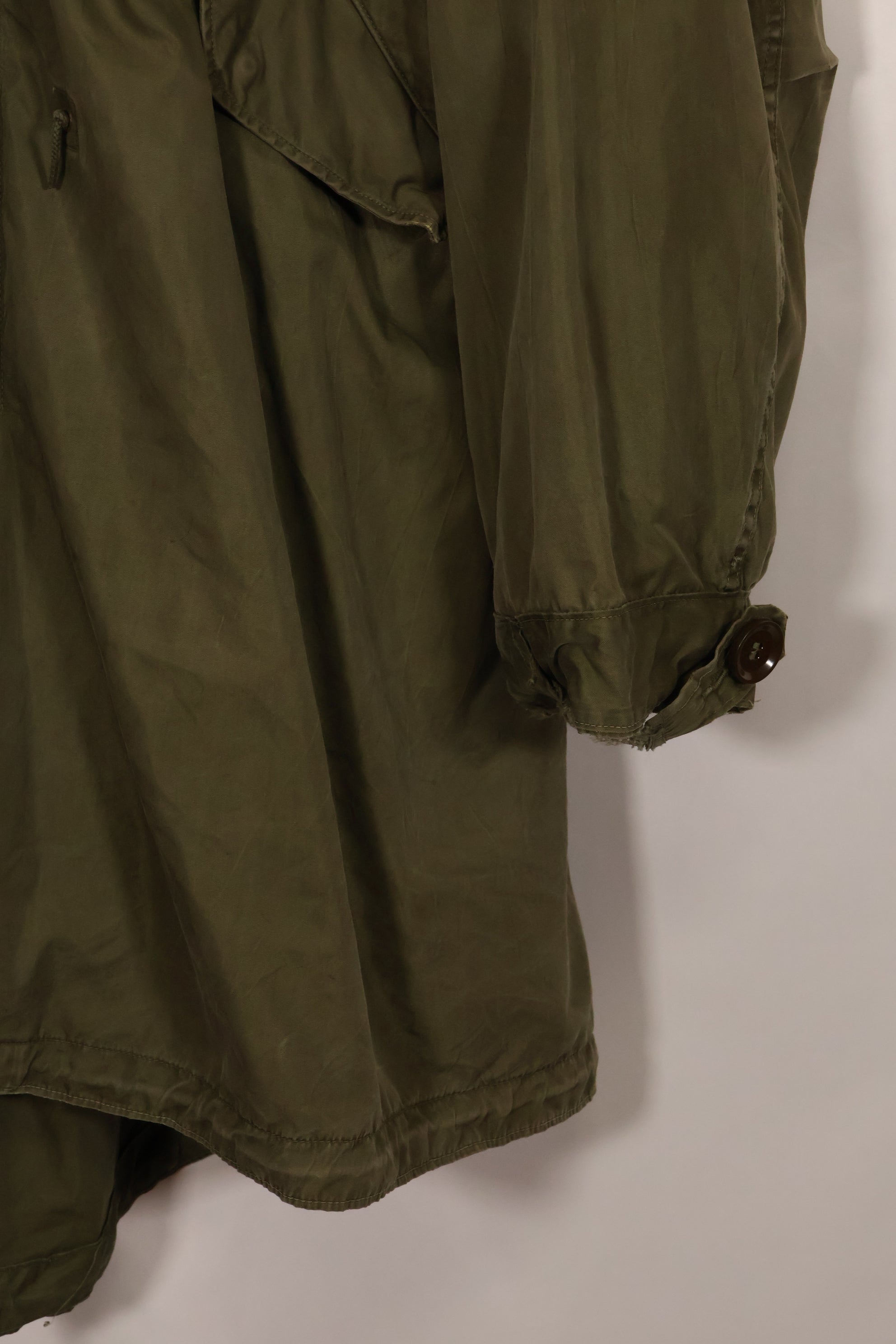 Early 1950s MEDIUM M51 Field Parka with coyote hood, used.