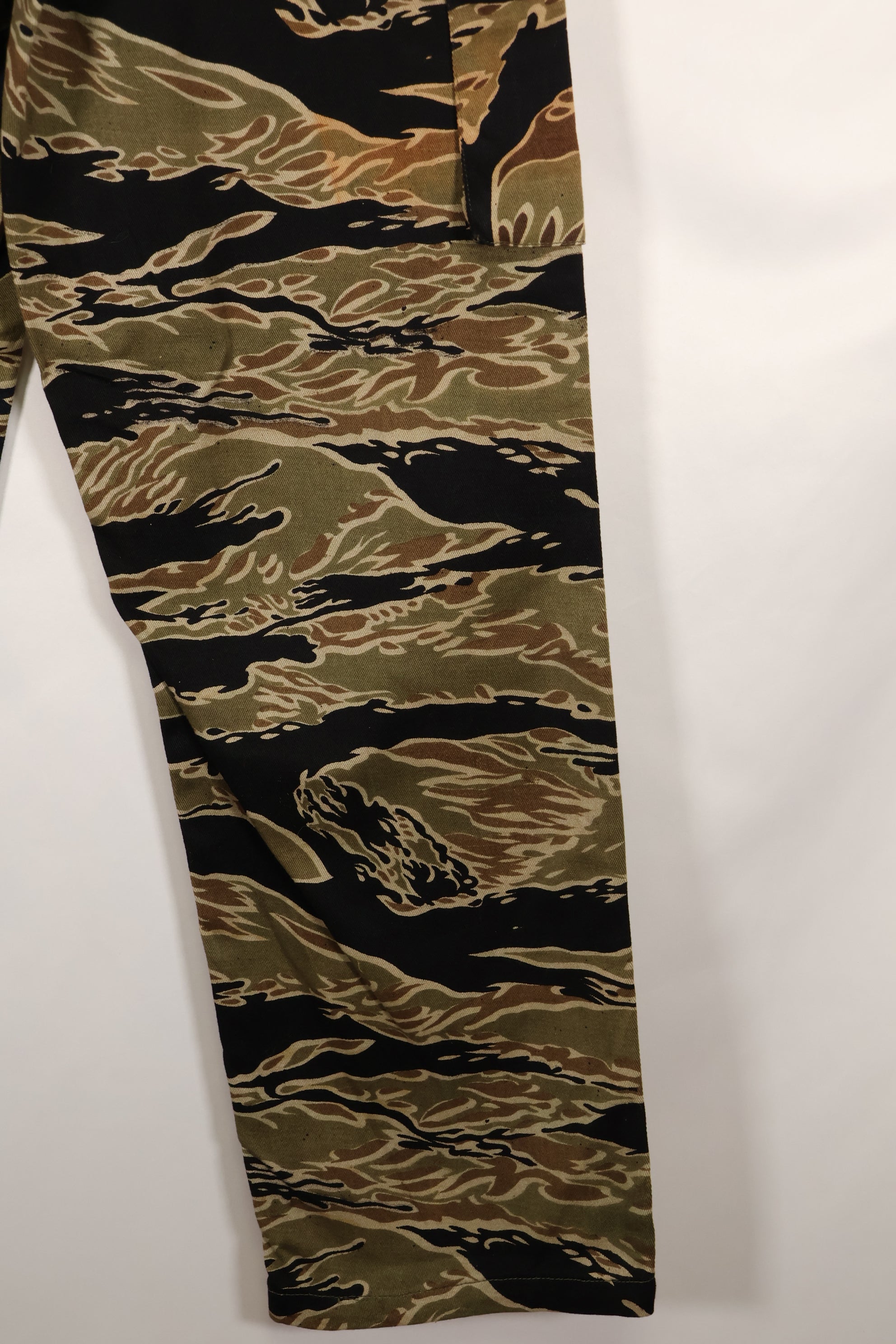 Mid-1960s early gold tiger stripe pants, size S-R, US cut, good condition, used.