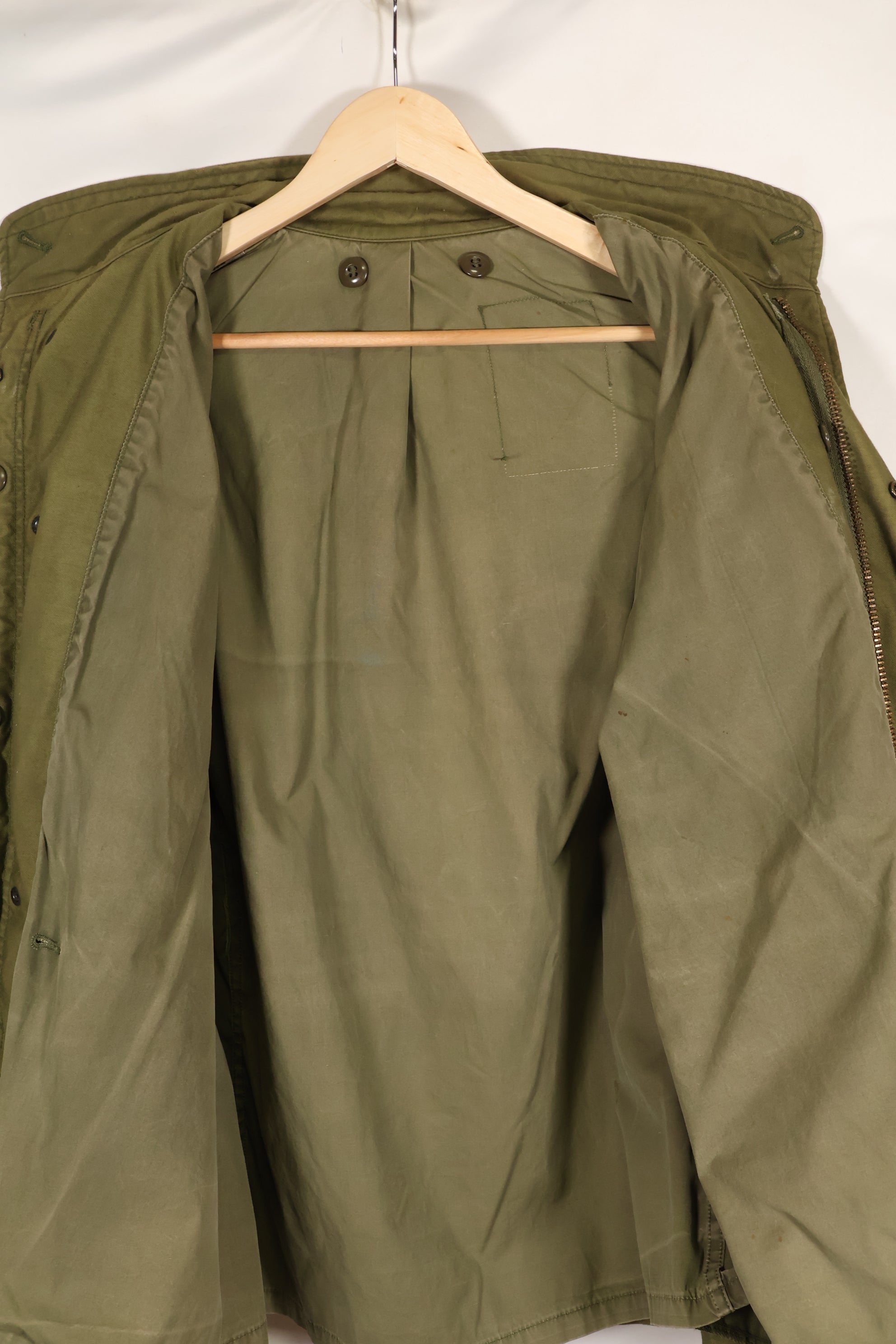 Early 1970's Estimated MEDIUM size 3rd Model M65 Field Jacket, size tag missing, used.