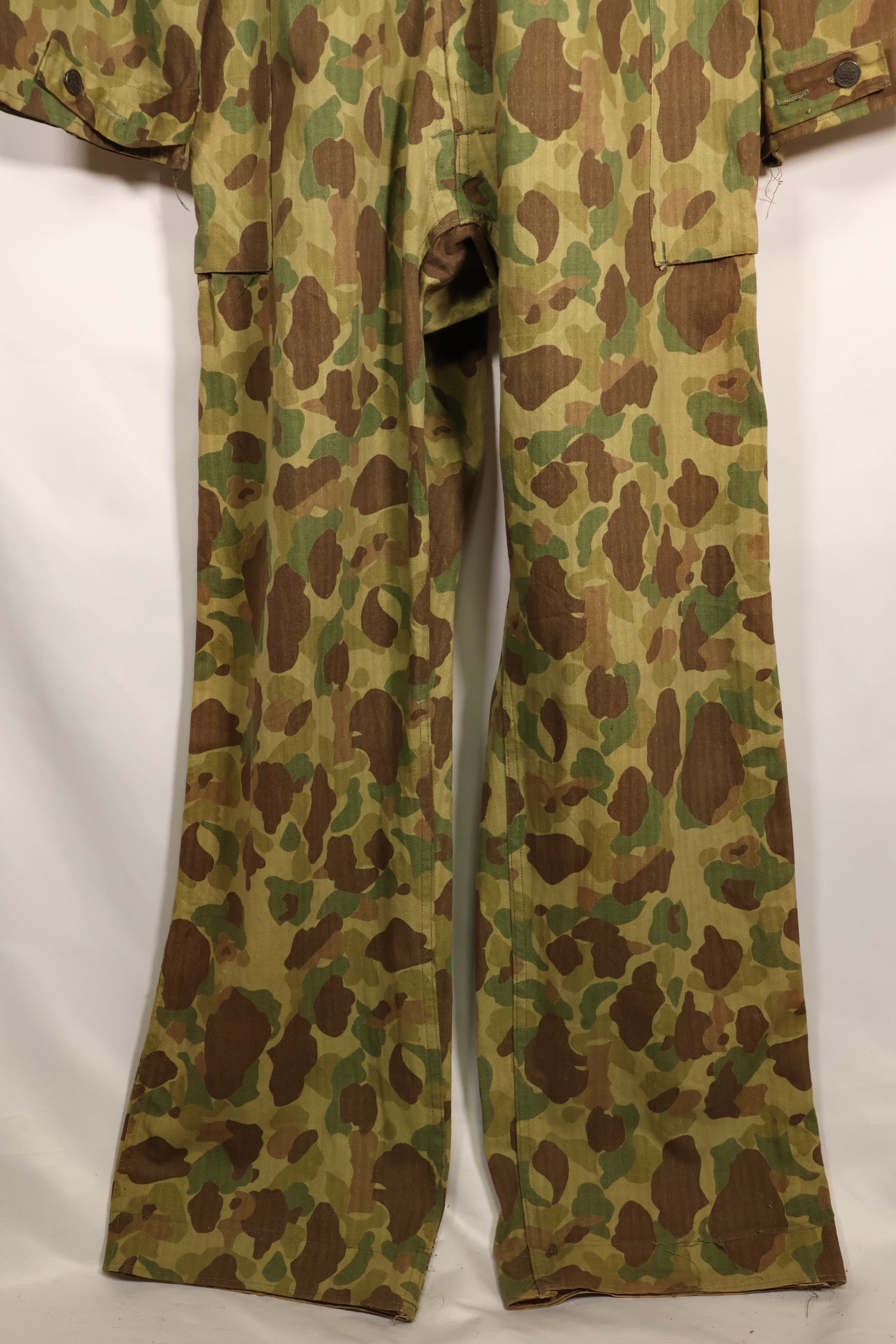 1940s U.S. Army & Marine Corps Frogskin camouflage coveralls in good condition.