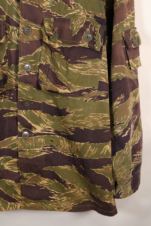 Mid 1960s US cut LARGE Okinawa Tiger Tiger striped shirt, faded, used.