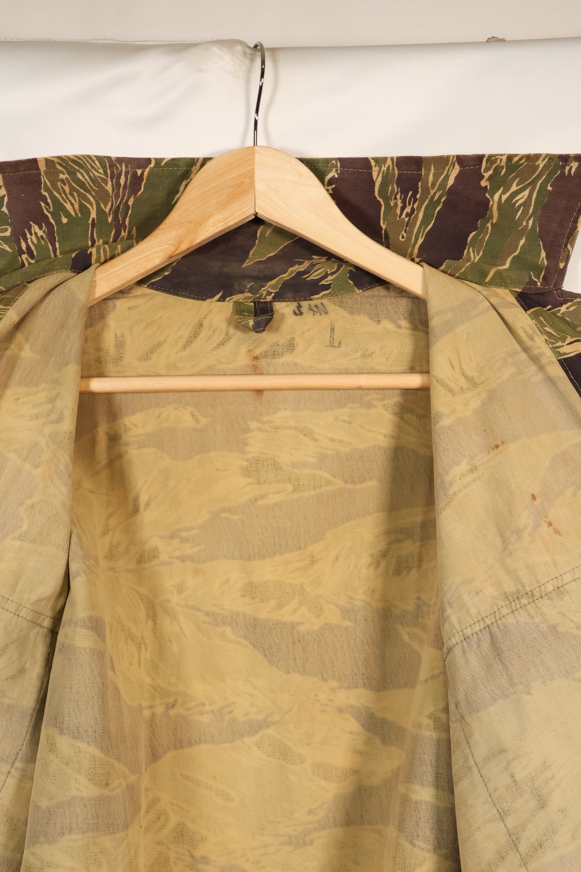 Mid 1960s US cut LARGE Okinawa Tiger Tiger striped shirt, faded, used.