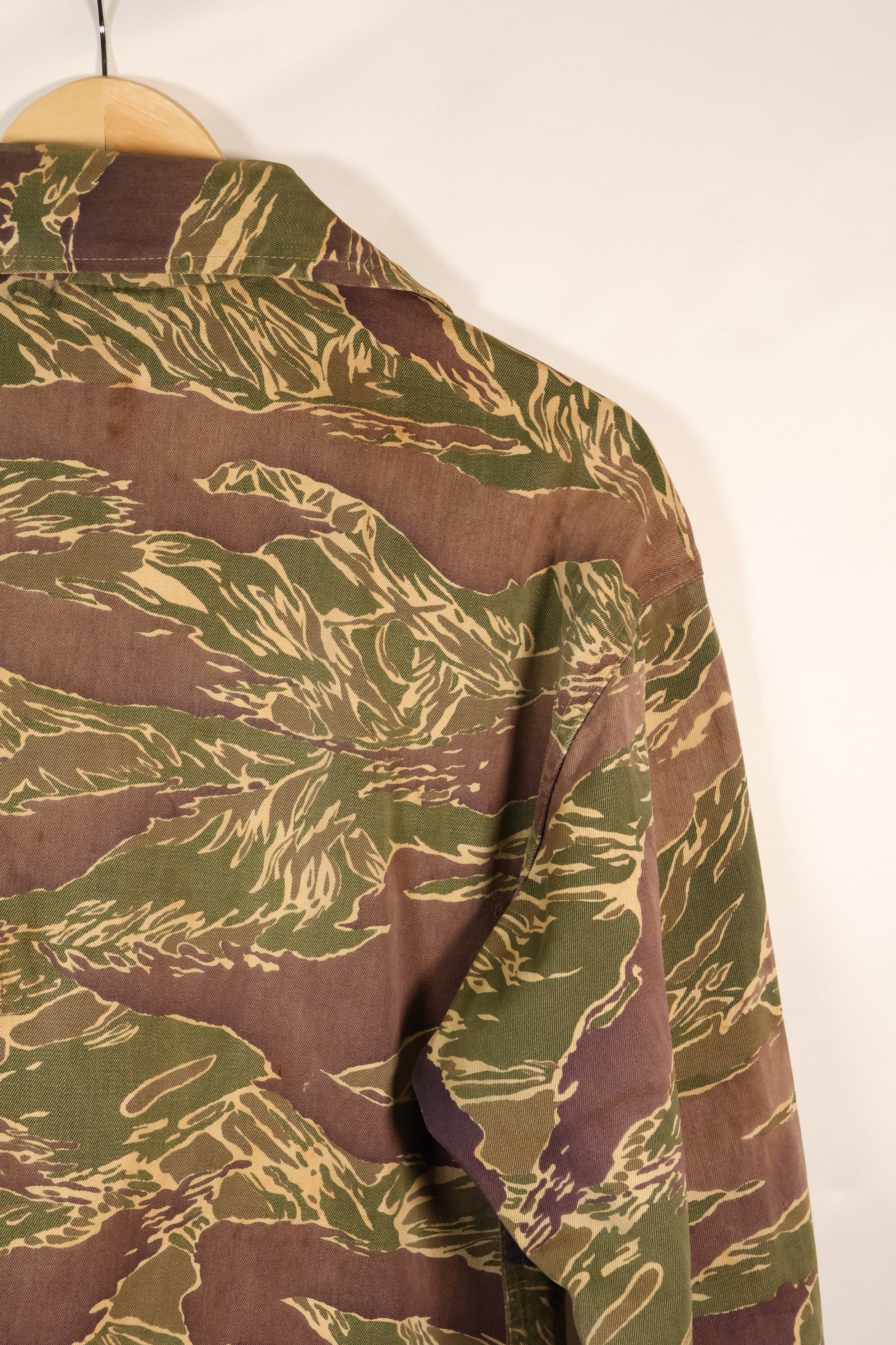 Mid 1960s US cut LARGE Okinawa Tiger Tiger striped shirt, faded, used.